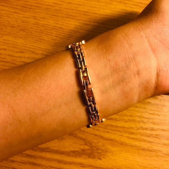 White floral bracelet watch - Picture 3 of 4